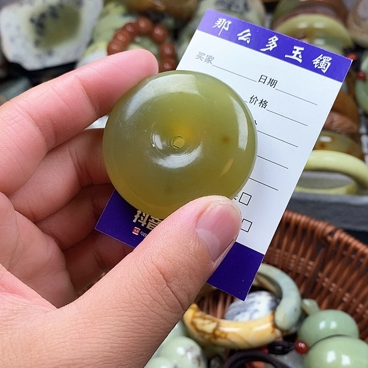未镶嵌蛇纹石玉颈饰是***~