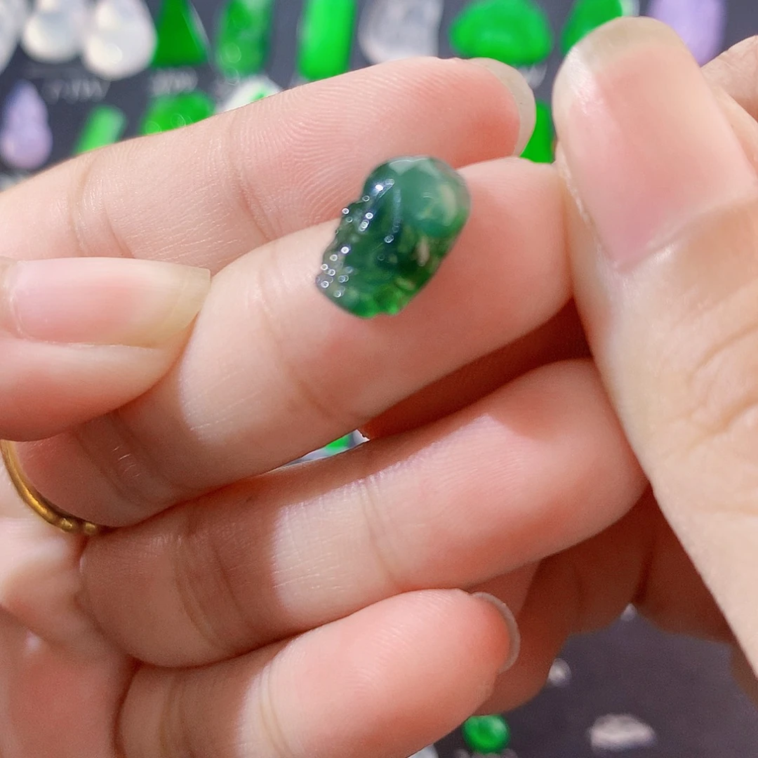 翡翠未镶嵌颈饰飘蓝花貔貅