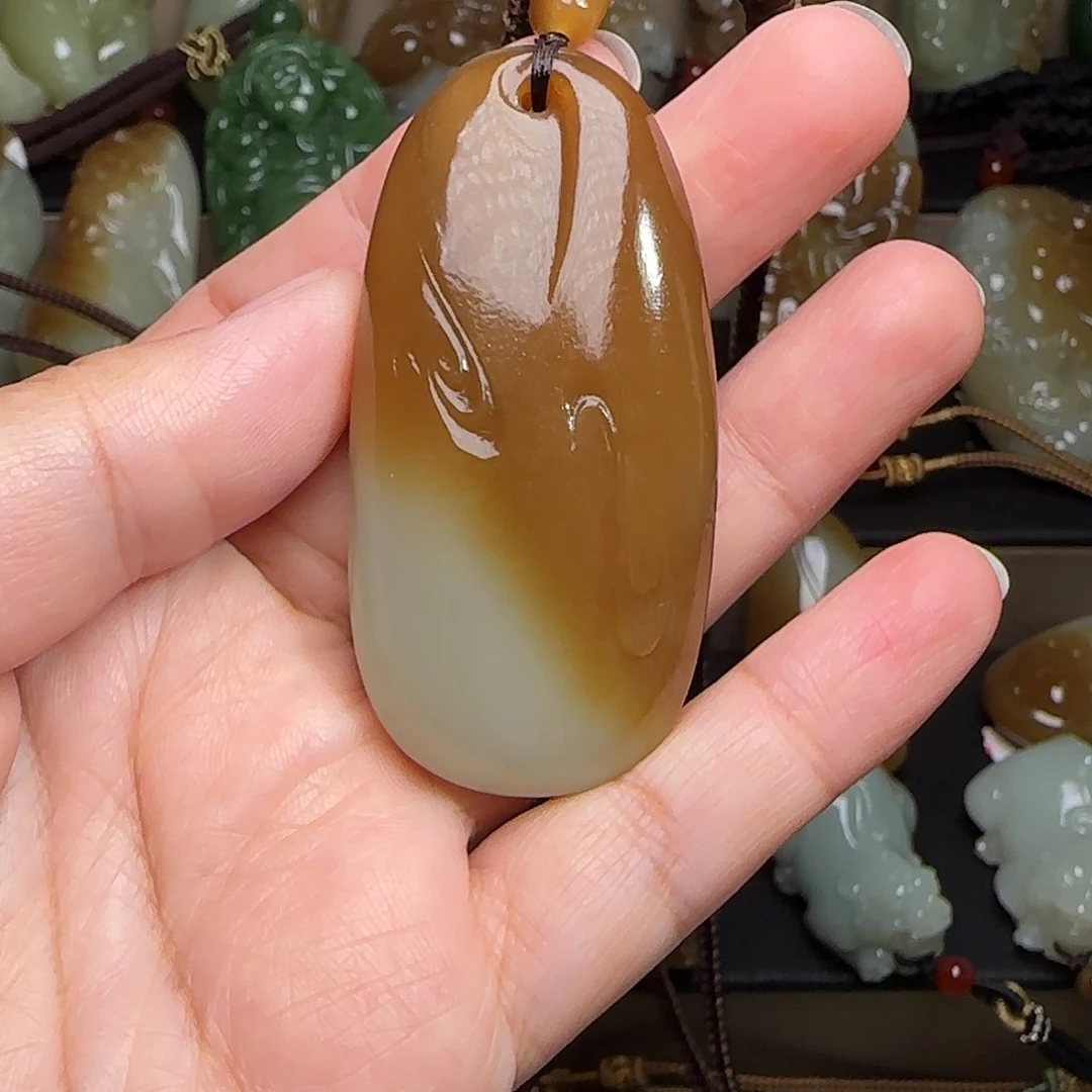 王***范和田玉未镶嵌颈饰