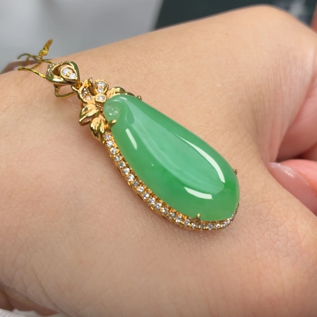 翡翠18K金镶嵌颈饰