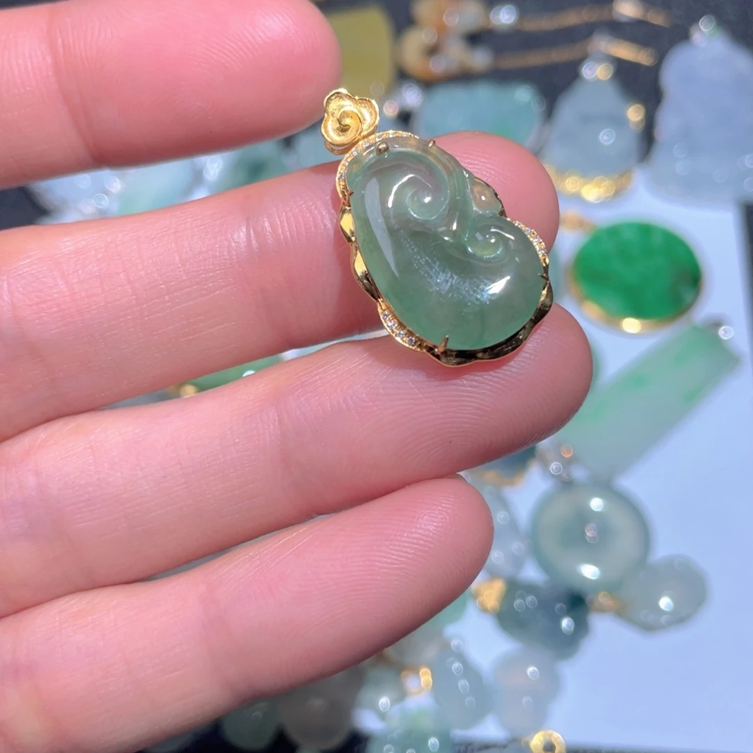 翡翠颈饰18K金镶嵌翡翠