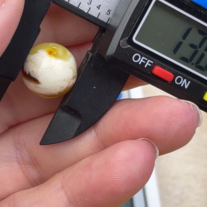 蜜蜡未镶嵌裸石微瑕215