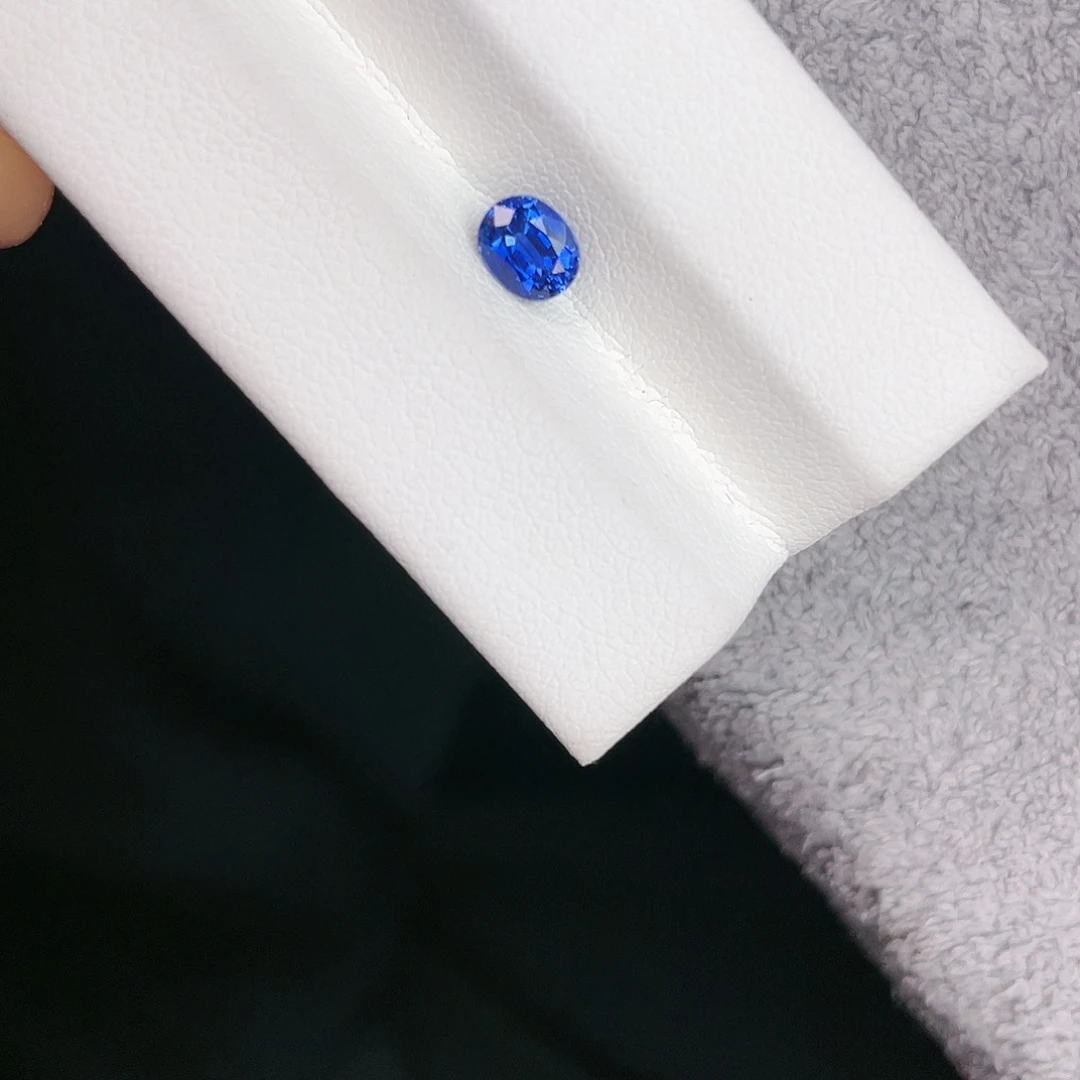 蓝宝石裸石未镶嵌如*0.921Ct。