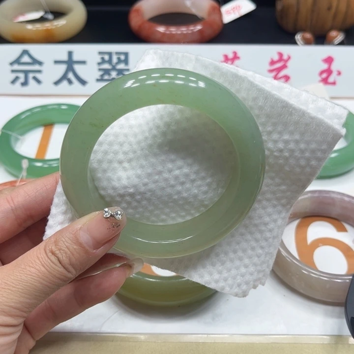 未镶嵌手镯石英质玉天**贝