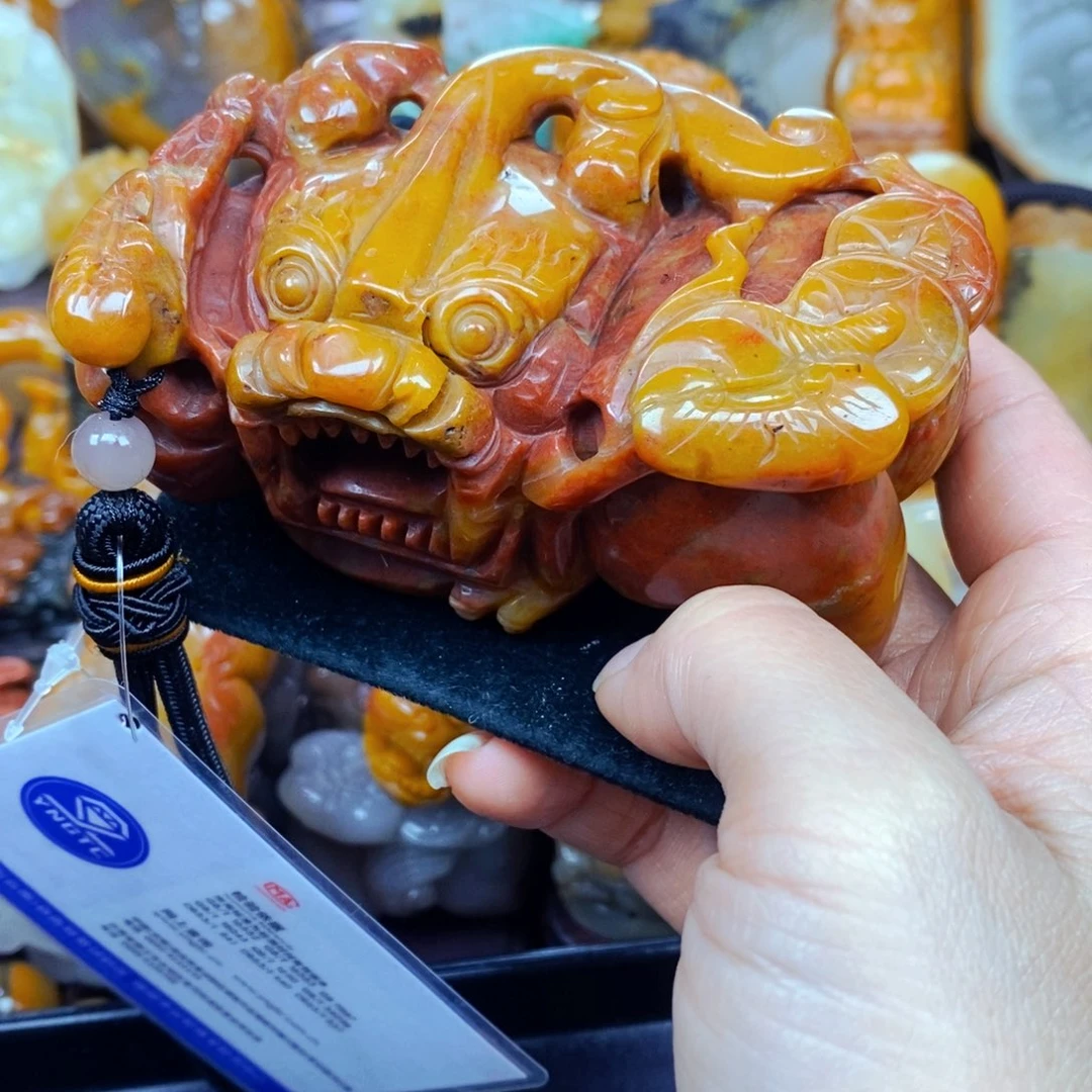 未镶嵌石英质玉（黄龙玉）颈饰