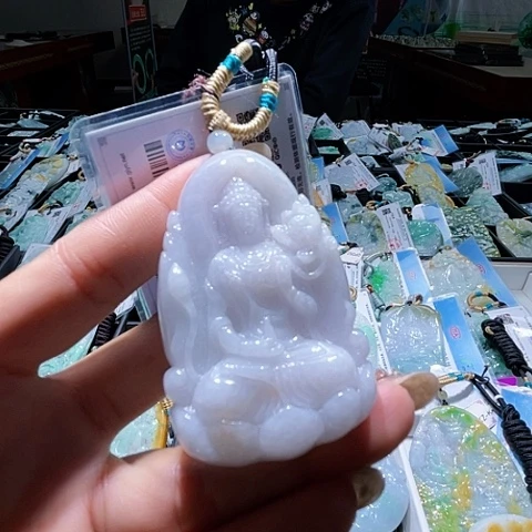 翡翠未镶嵌颈饰一个