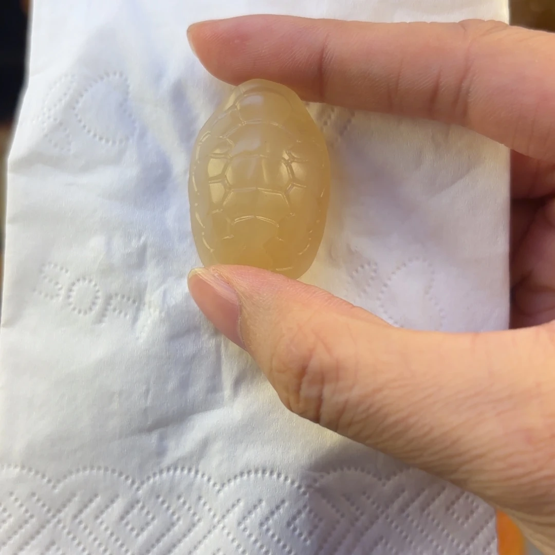 余***生石英质玉未镶嵌黄蜡石吊坠