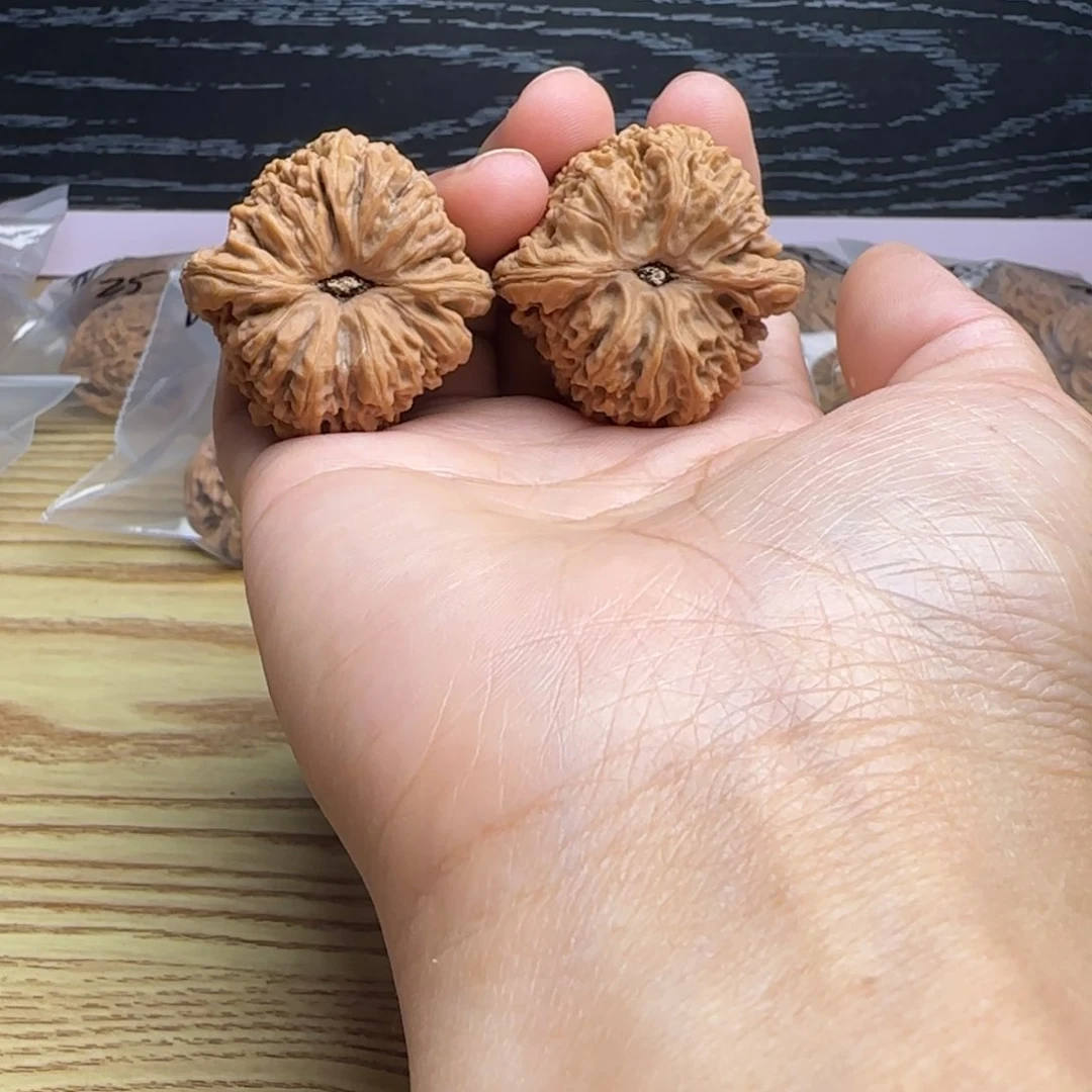 桃核吊坠张*辉核桃核桃