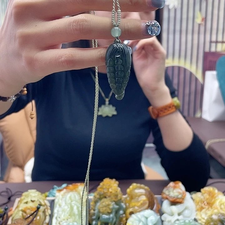 蛇纹石玉未镶嵌颈饰