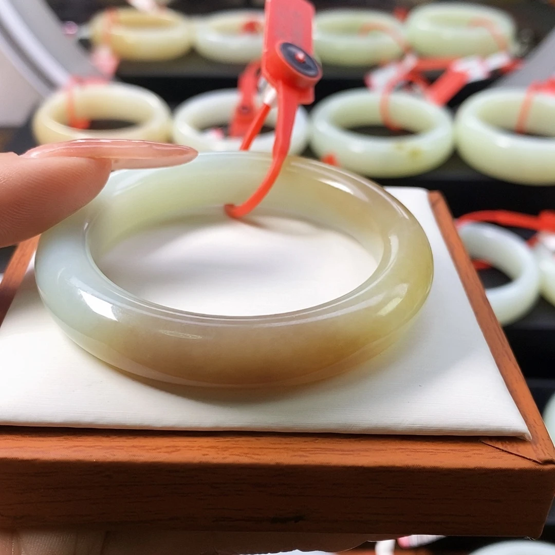 和田玉未镶嵌手镯