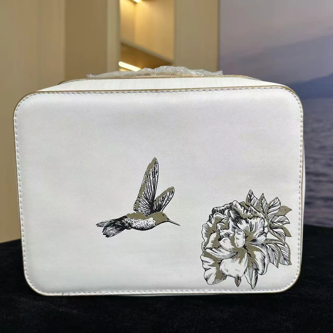 （全新未使用） 丫丫！白色皮皮化妆包！带礼盒！时尚！多功能！ 化妆包！