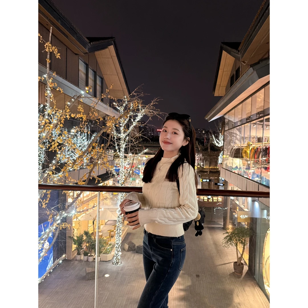 大丫  【麻花美学】 简约百搭显瘦麻花纹短款毛衣