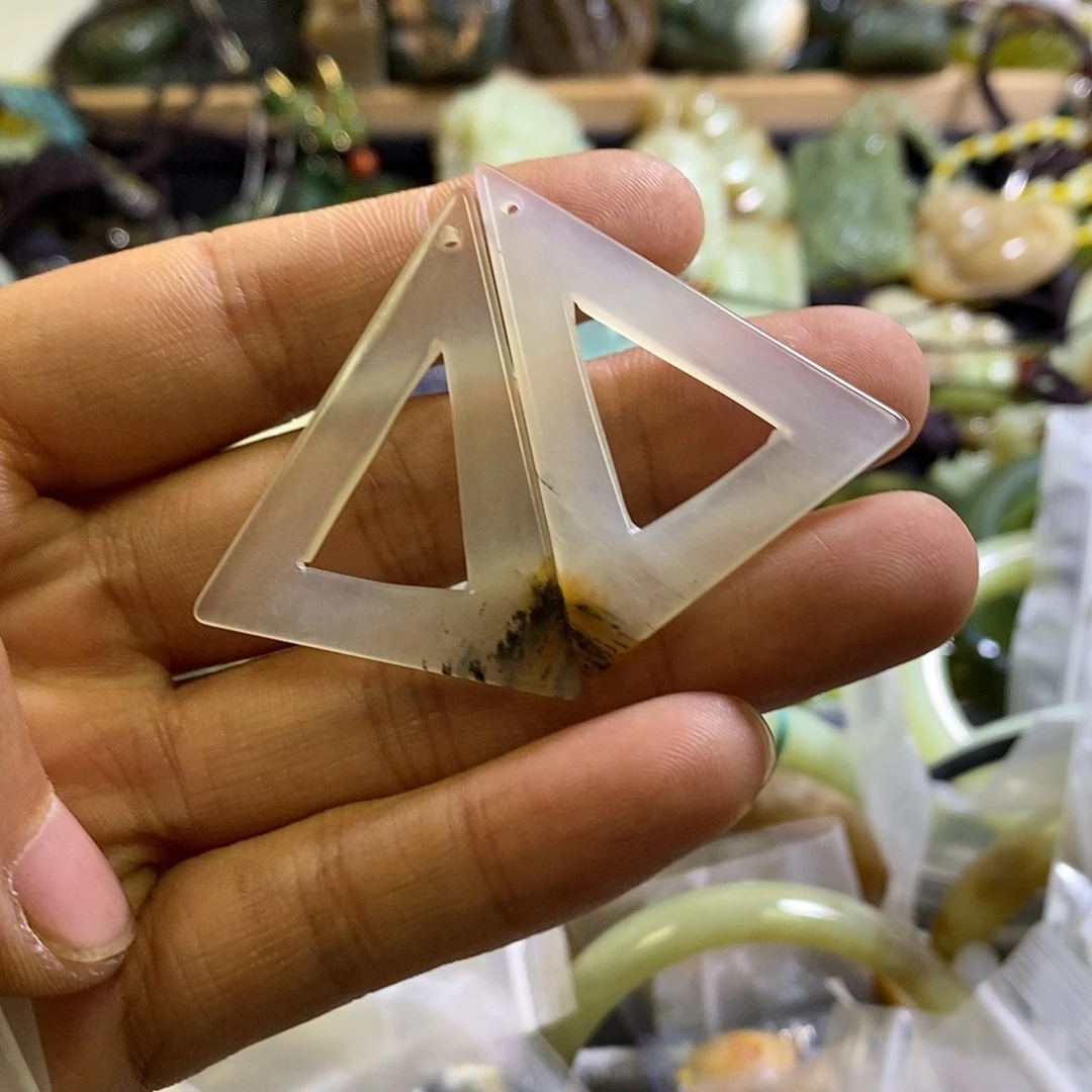 岫玉未镶嵌耳环一对