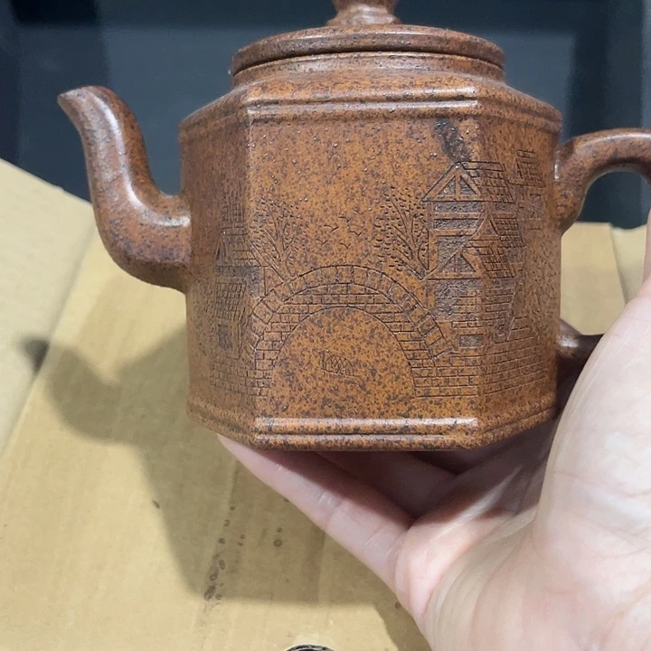 紫泥茶壶原矿泥料手工制作的一把紫砂壶。