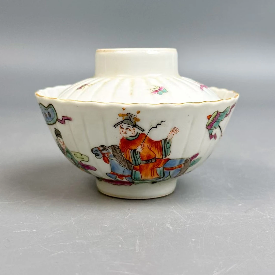 清同治粉彩人物纹花口盖碗