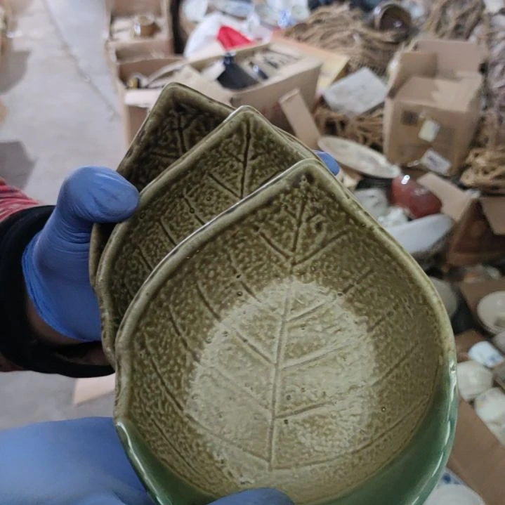 摆件盘子碗茶壶啥都有