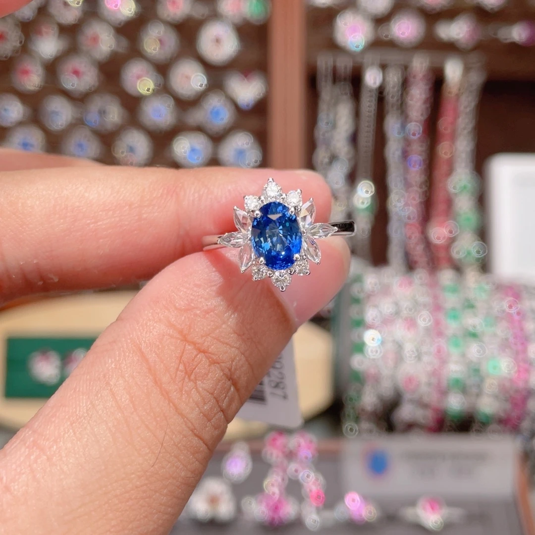 18K金镶嵌蓝宝石戒指1.38ct 矢车菊