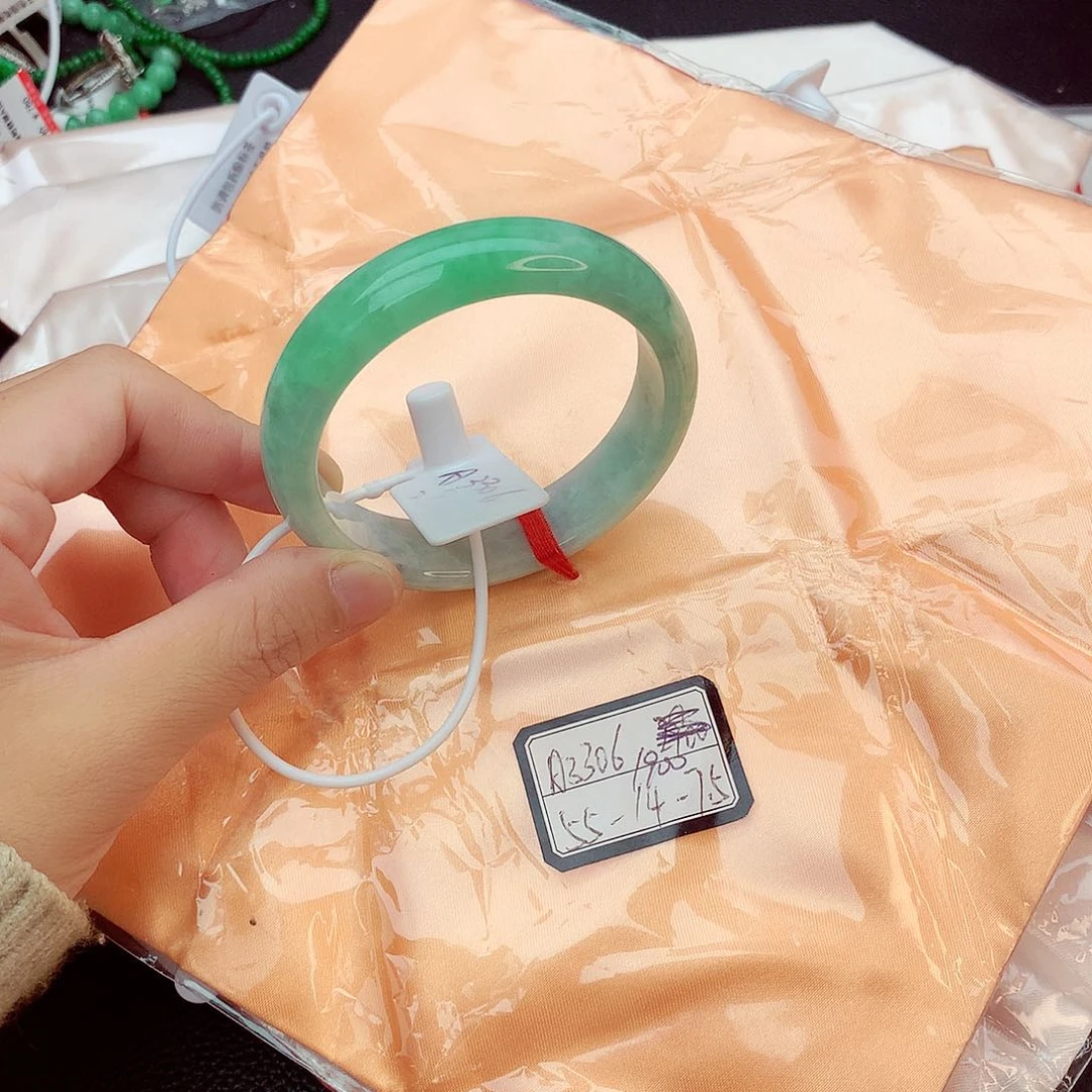 翡翠手镯未镶嵌翡翠