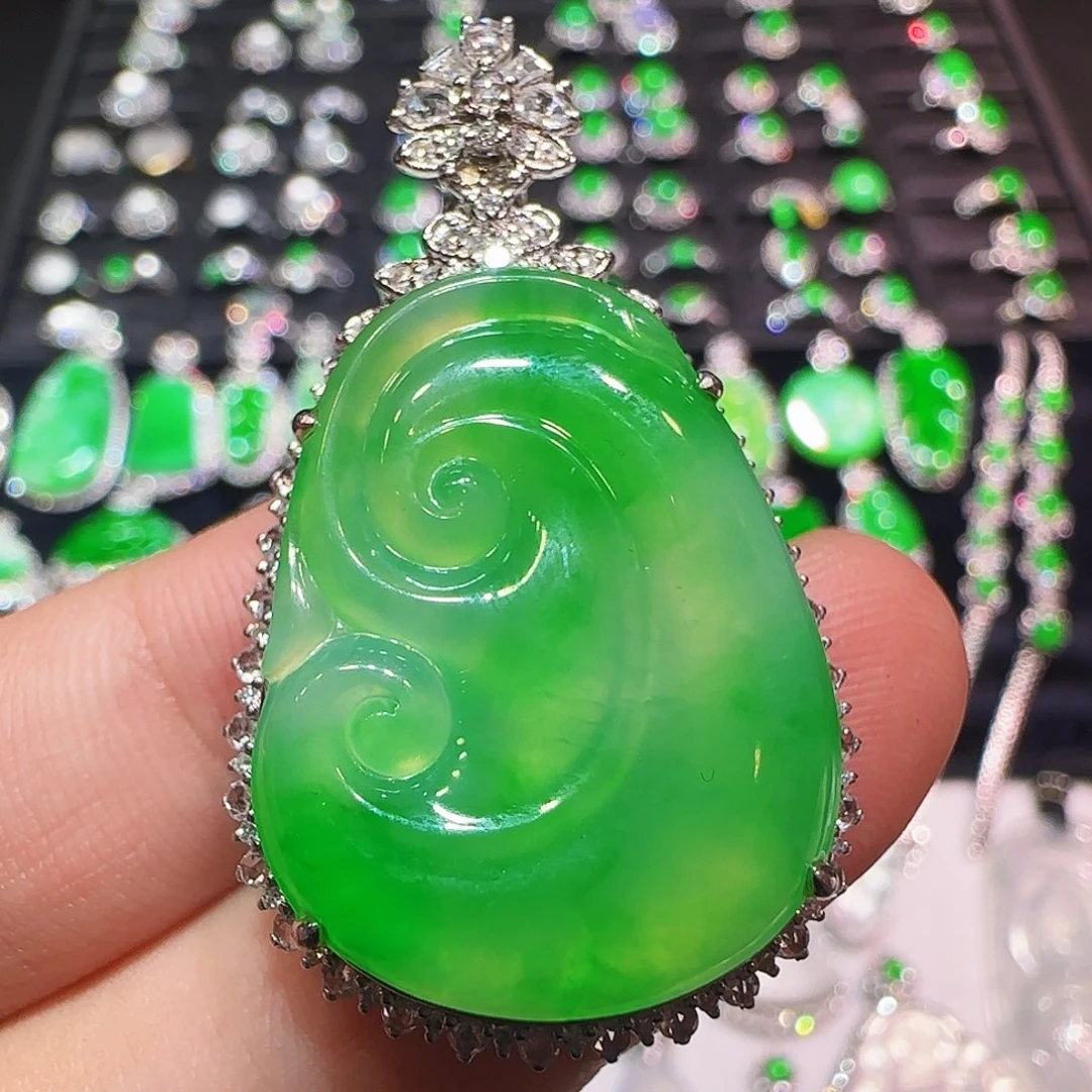 翡翠18K金镶嵌颈饰吊坠