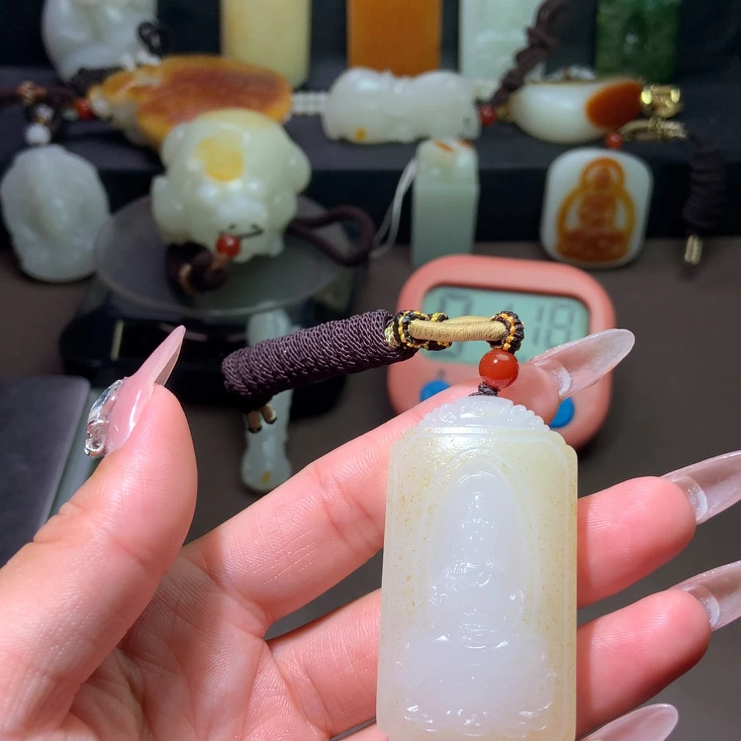 草***莓和田玉未镶嵌颈饰