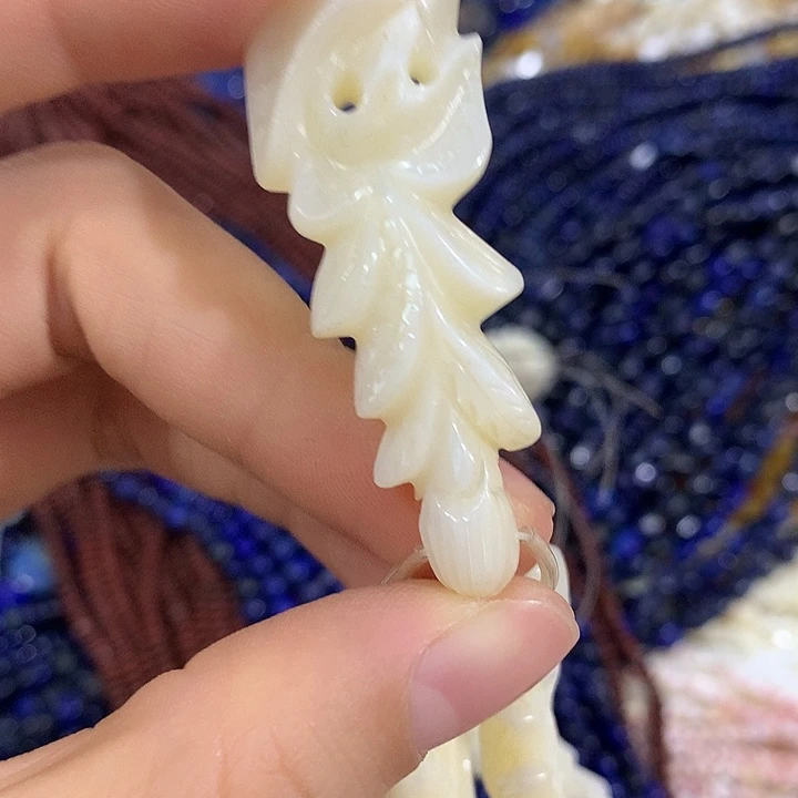 一个白蝶贝雕刻吊坠