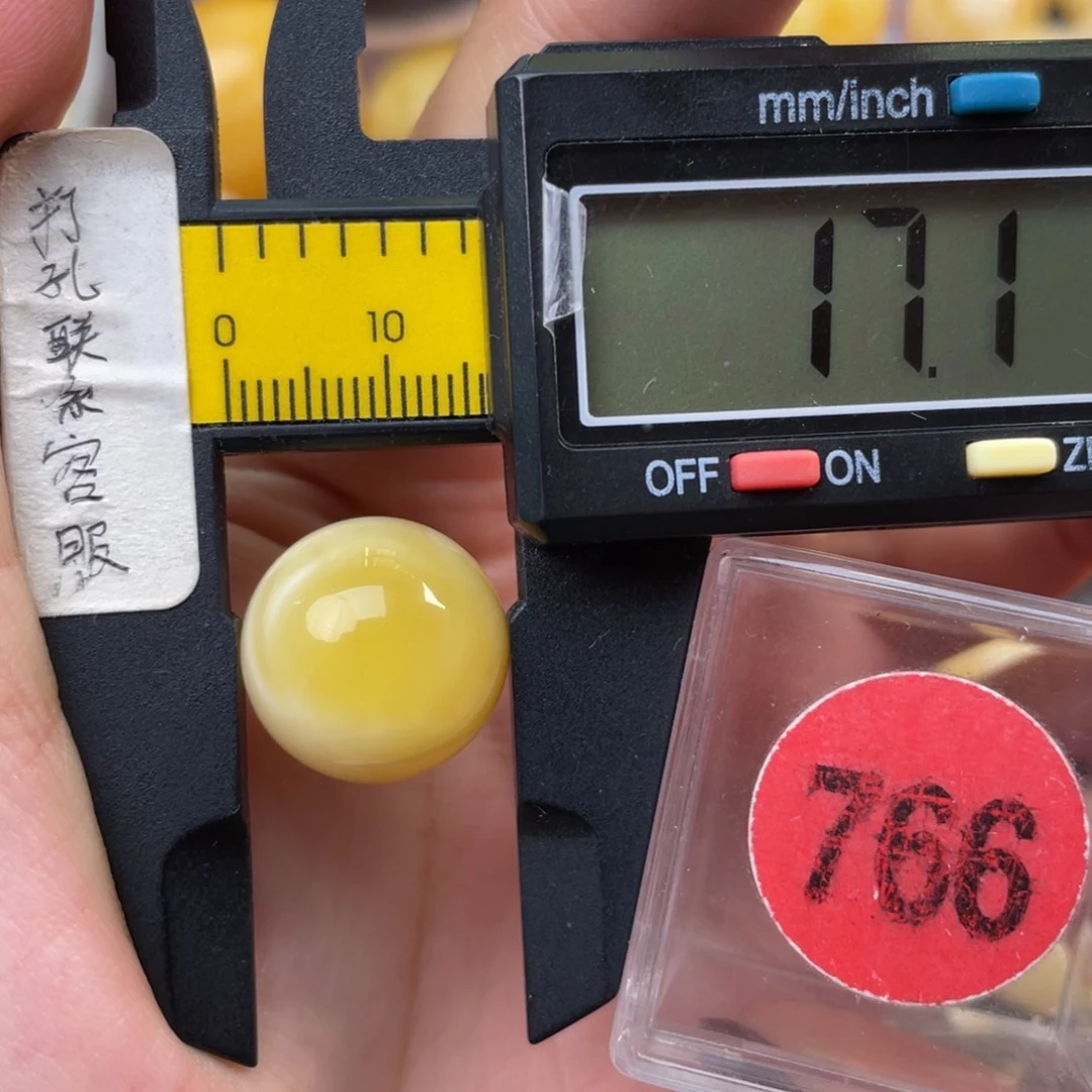 蜜蜡未镶嵌珠宝奇石