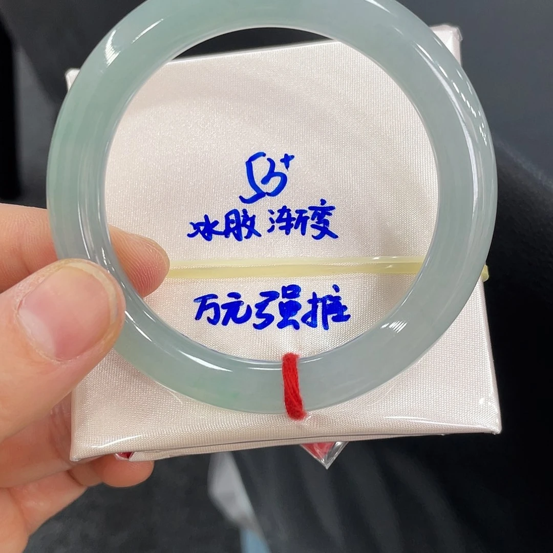 翡翠手镯未镶嵌翡翠手镯