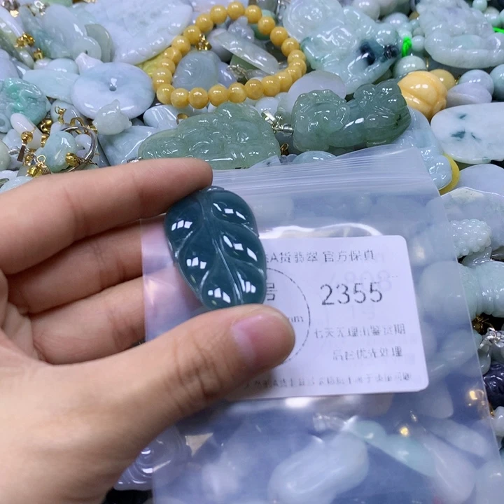 翡翠足银镀金镶嵌颈饰翡翠
