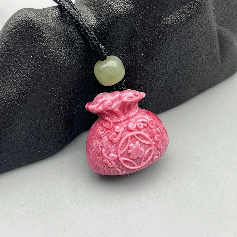 含辰砂工艺品JXS011--经典雕刻粉红色鸡血石袋子吊坠24mm