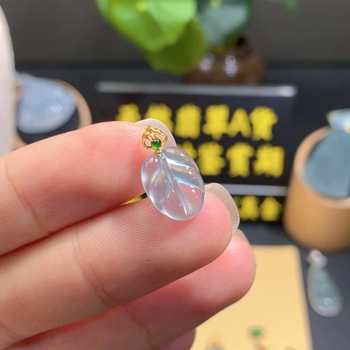 颈饰18K金镶嵌翡翠吊坠