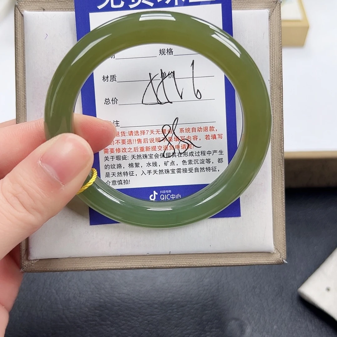 和田玉未镶嵌手镯