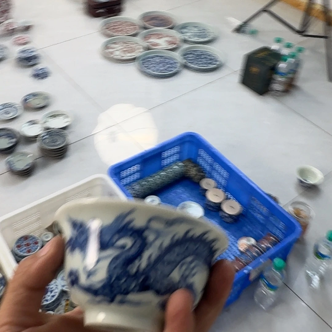 摆件陶青花铠甲龙大压手
