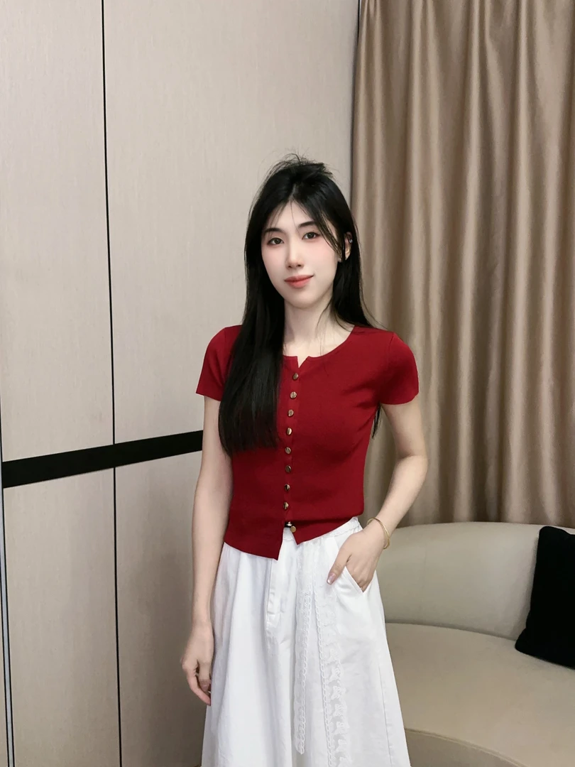 夏日氛围小V领气质设计感针织开衫女2025新款洋减龄显瘦曲珠上衣