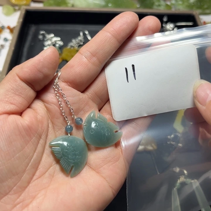 用***活蛇纹石玉合金吊坠