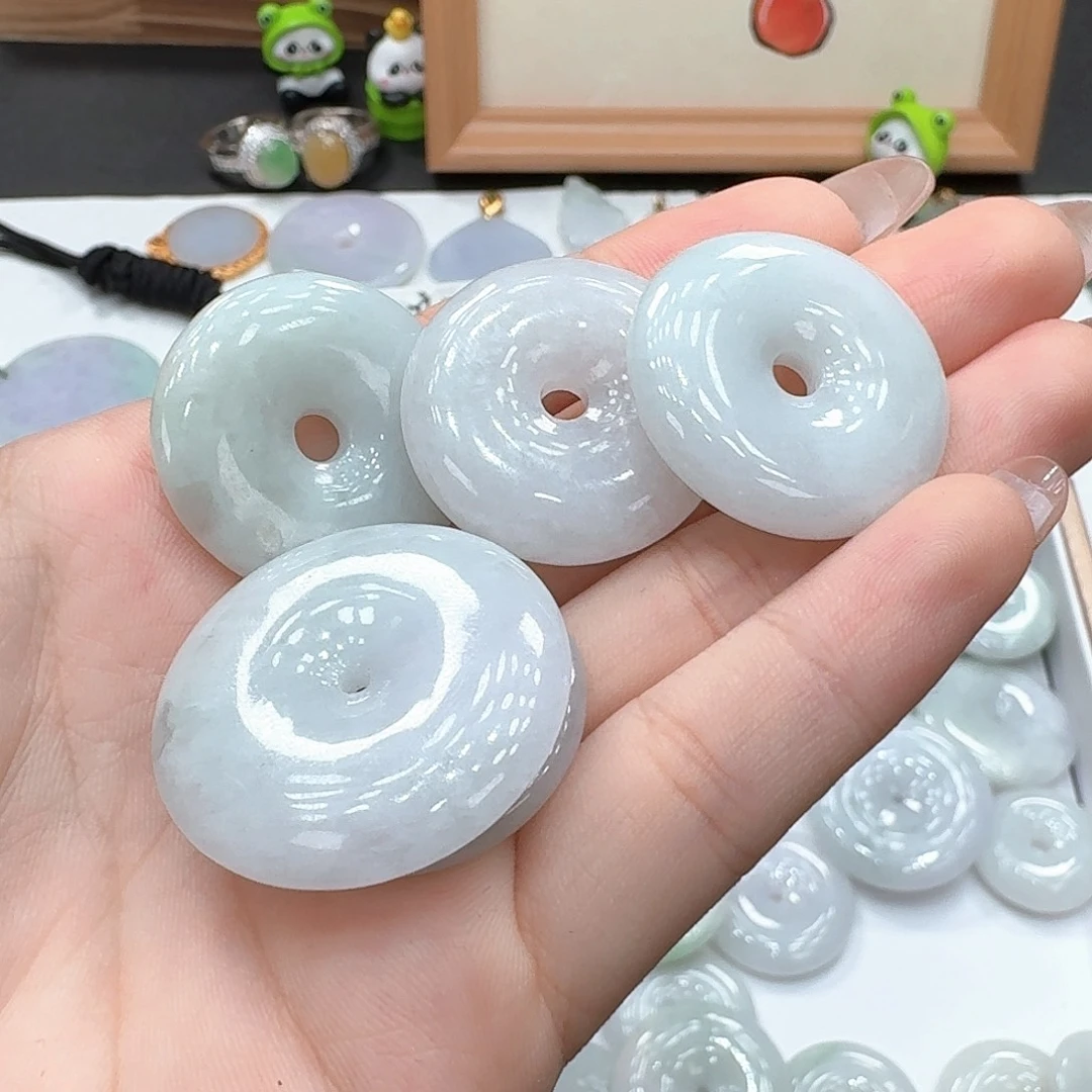 翡翠未镶嵌颈饰多样性发其一