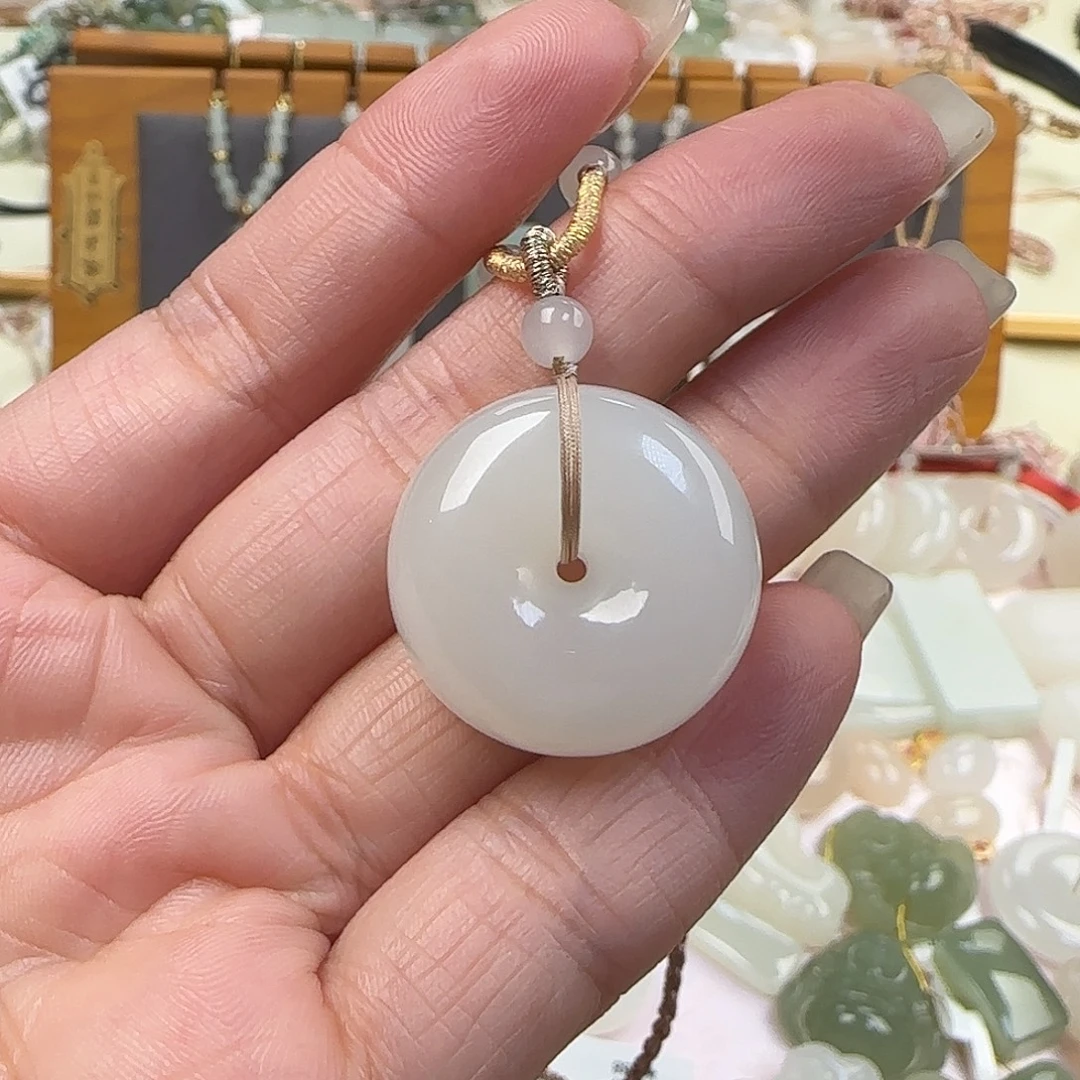 小***呢和田玉未镶嵌颈饰