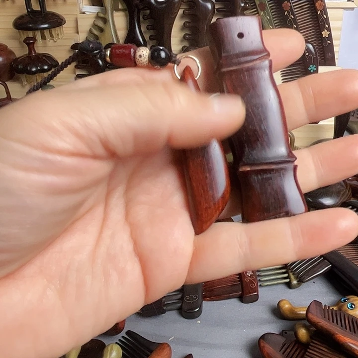 红酸枝木类檀木吊坠两个