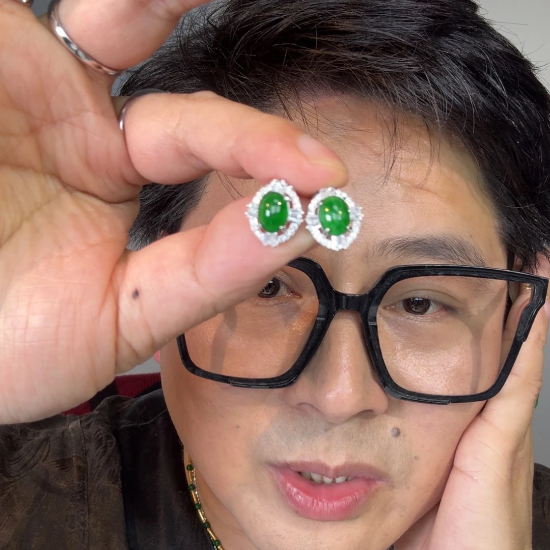 翡翠未镶嵌颈饰一对