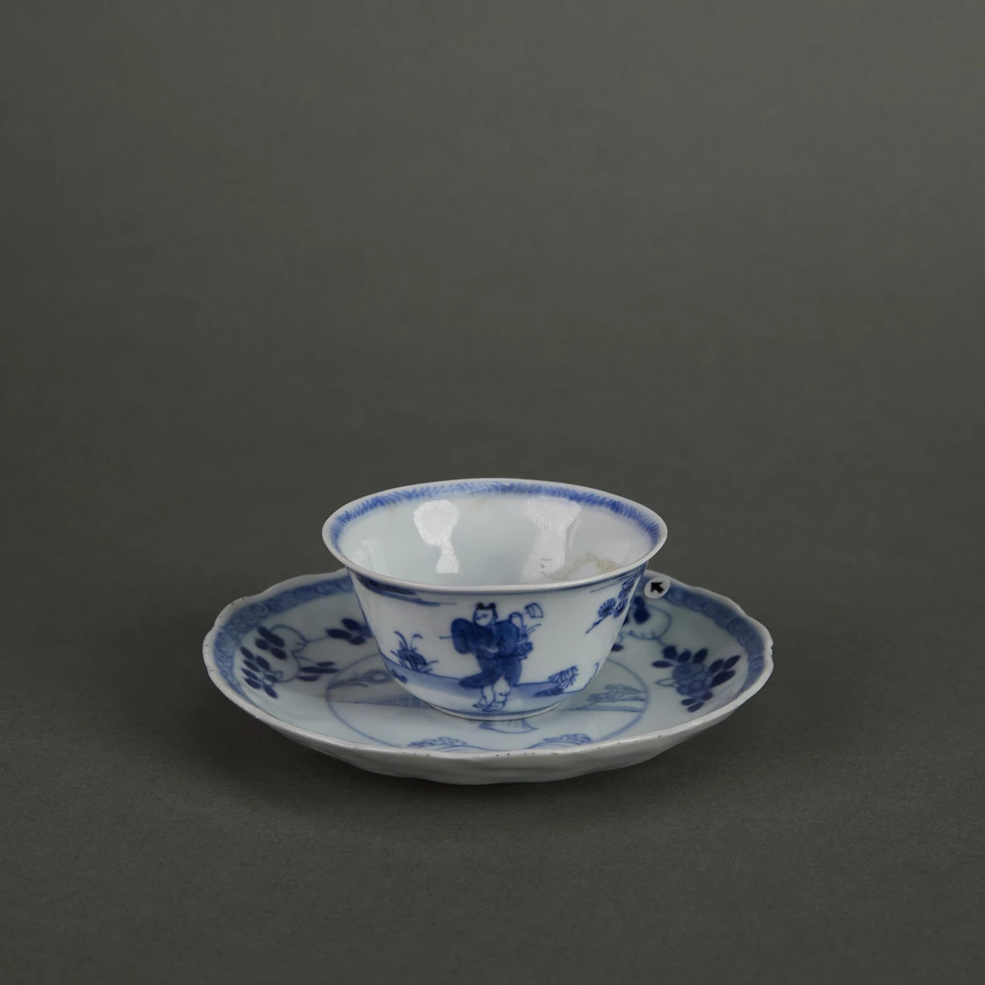 LOT 120908青花人物杯碟套