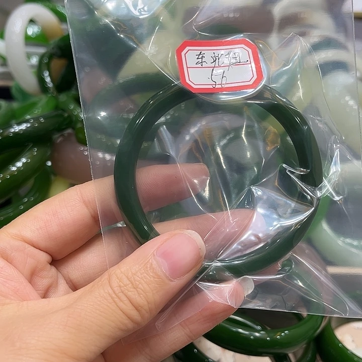 东***妞未镶嵌手镯和田玉