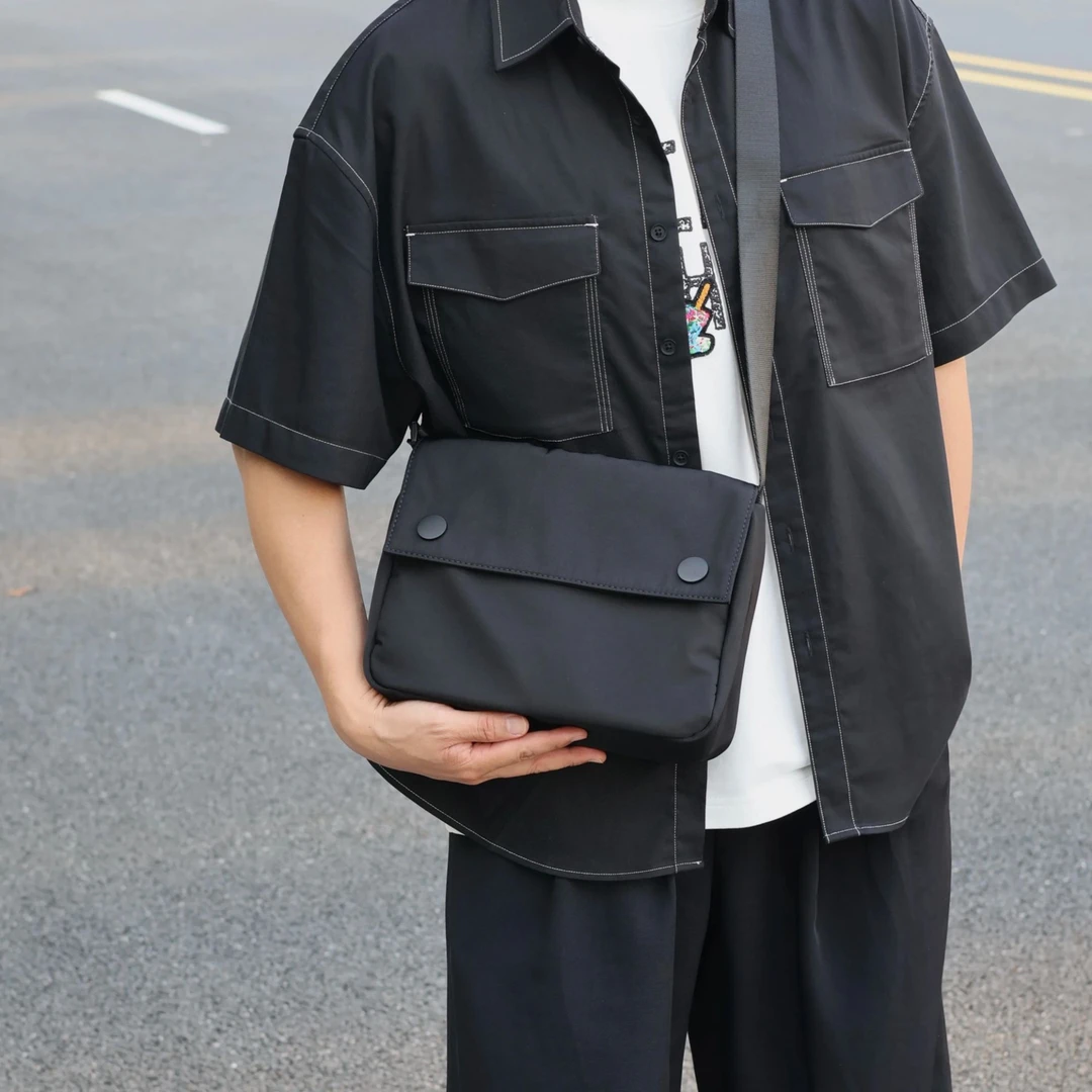 左千户包2025新款爆款斜挎包男小包简约通勤包休闲包大容量邮差包