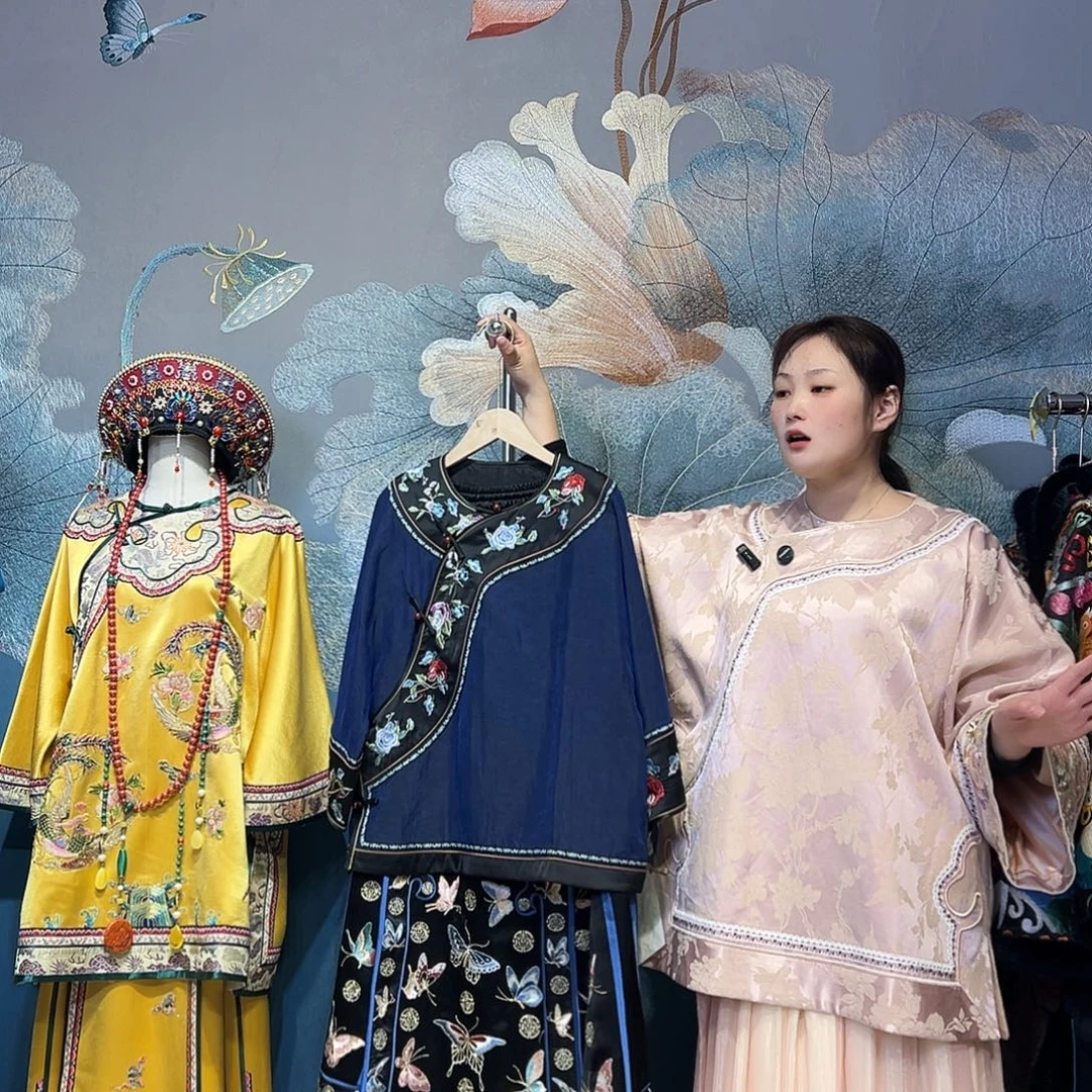 圆领斜襟精工手推绣套装