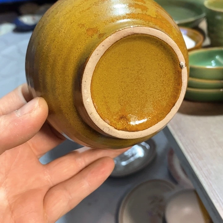 圆***钻瓷片五厂黄金釉小碗底有瑕疵