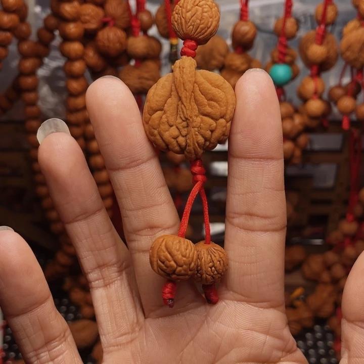 木质类龙纹桃枭挂件