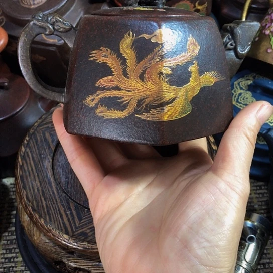 茶壶紫砂原矿泥料手工制作的一把紫砂壶。