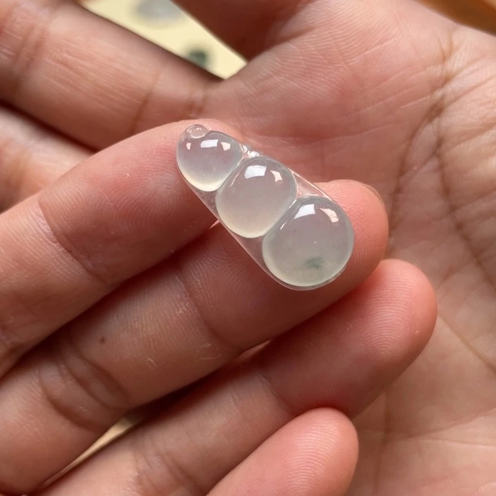 翡翠未镶嵌颈饰豆子