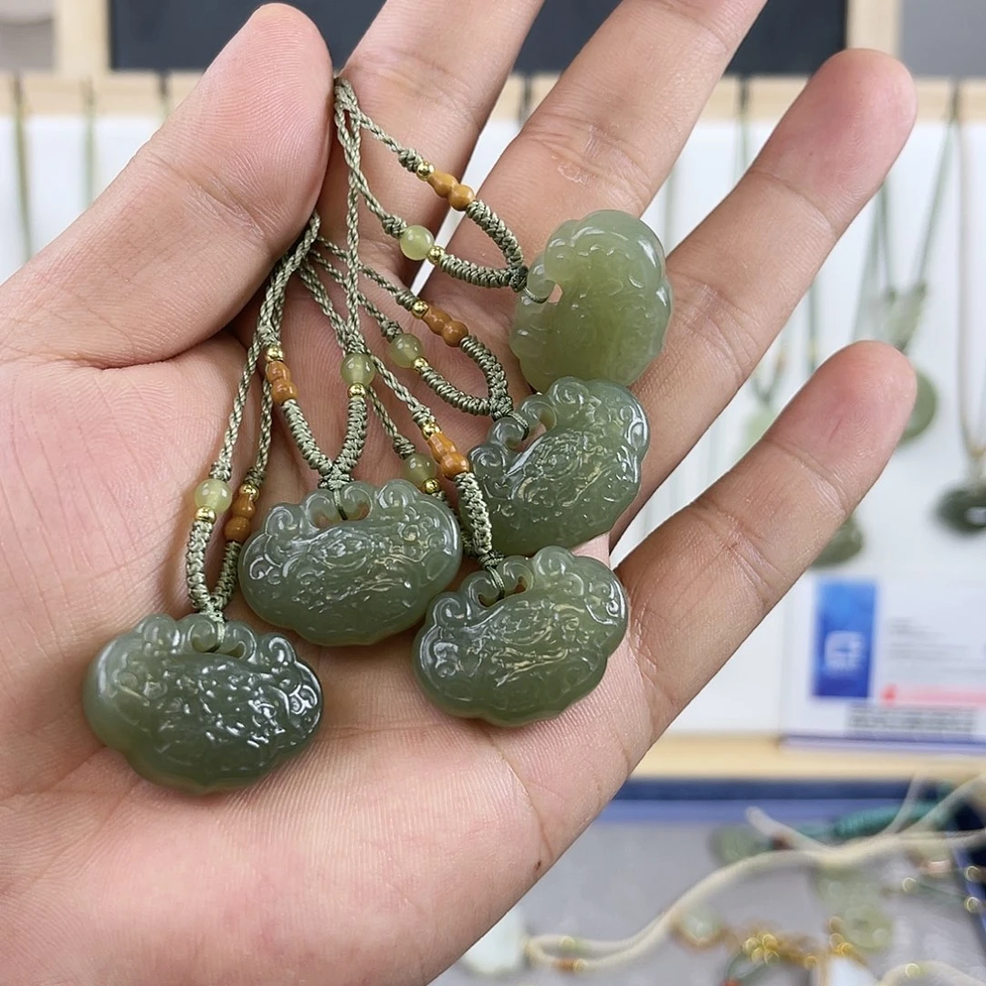 和田玉未镶嵌颈饰如意锁