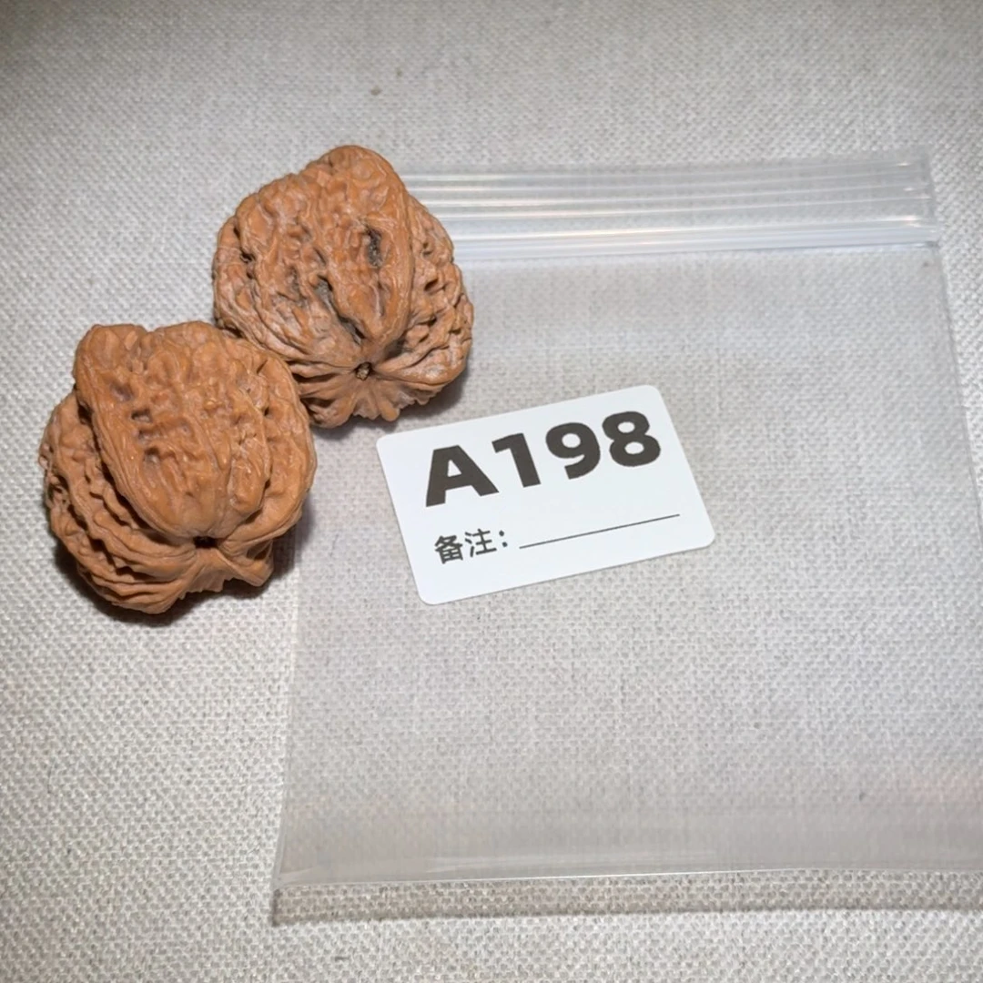 文玩核桃吊坠红狮子198