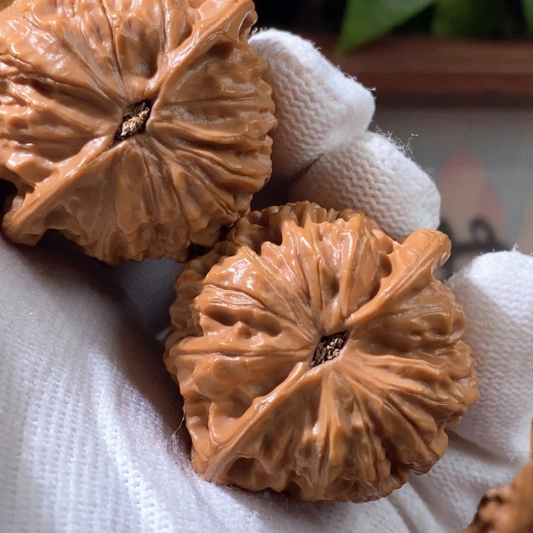 文玩核桃吊坠俊*金牛