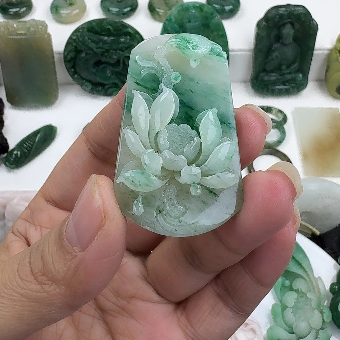 芝****独山玉未镶嵌颈饰